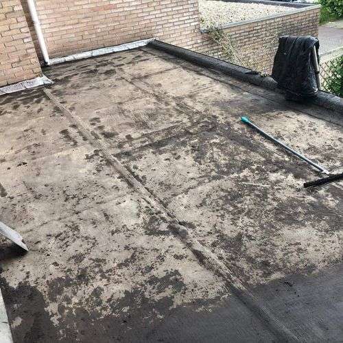 Schoonmaken van een plat dak in Bloemendaal